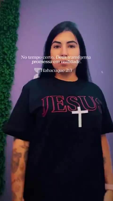 Cliente vestindo a camiseta